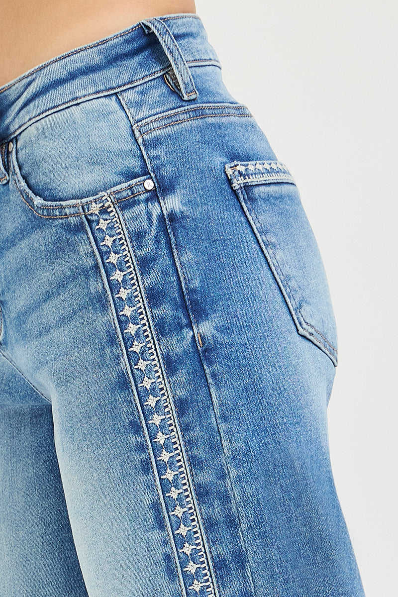 HIGH RISE ANKLE BARREL EMBO DETAILED JEANS